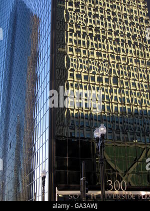 Ein Gebäude am Fluss Chicago in Chicago, IL, USA Stockfoto