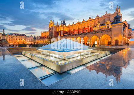 Tuchhalle Sukiennice Gebäude in der Nacht am wichtigsten Platz von Krakau Stadt, Polen Stockfoto