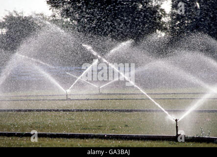 Kommerzielle Rasen Rasen Bewässerung Sprinkler Stockfoto