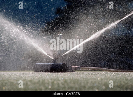 Kommerzielle Sprinkler bewässert Golfplatz grün; Kentucky; USA Stockfoto
