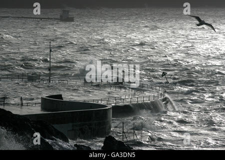 Stürmischer See Sumpf Tinside Pool Lido auf Plymouth Hacke in Devon. Stockfoto