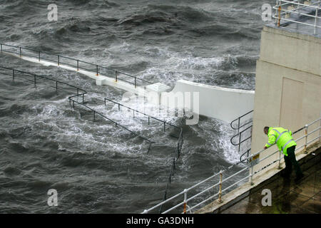 Stürmischer See Sumpf Tinside Pool Lido auf Plymouth Hacke in Devon. Stockfoto