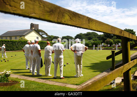 Spieler genießen ein Match bei Stoke Fleming Bowls Club in Devon, England. Stockfoto