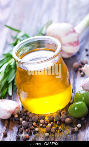 grüne Oliven und Olivenöl in Flasche Stockfoto