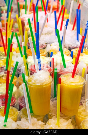 Verschiedene kalte frische Fruchtsäfte auf dem Markt Stockfoto