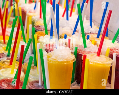 Verschiedene kalte frische Fruchtsäfte auf dem Markt Stockfoto