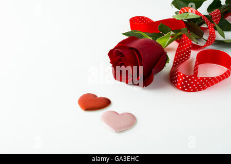 Rose, Red Ribbon, Seide Hearts auf weißem Hintergrund, Valentinstag Hintergrund, Hochzeit Tag Hintergrund, rosa Stockfoto