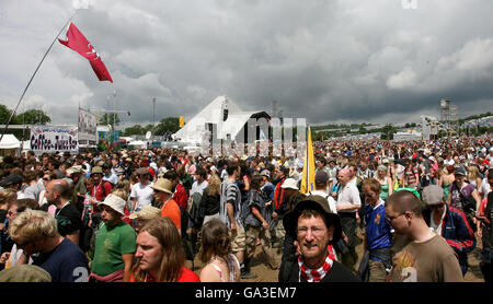 Die Menschenmassen verlassen die Pyramid Stage, nachdem sie den Blick auf das Glastonbury Festival 2007 auf der Worthy Farm in Pilton, Somerset, beobachtet haben. Stockfoto