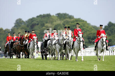 Am vierten Tag der Royal Ascot-Rennen auf der Rennbahn Berkshire machen sich die Royal Party auf den Weg. Stockfoto