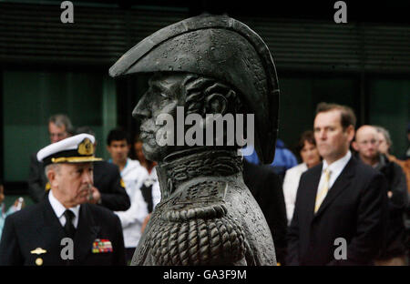 (R-L) der irische Junior-Verteidigungsminister Tom Kitt und der argentinische Admiral Jorge Omar Goday sind hinter einer Statue von Admiral William Brown am Sir John Rogerson Quay in Dublin zu sehen. Sie bezhlen den 150. Todestag des in Mayo geborenen Admiral William Brown, des Gründers der argentinischen Marine. Stockfoto