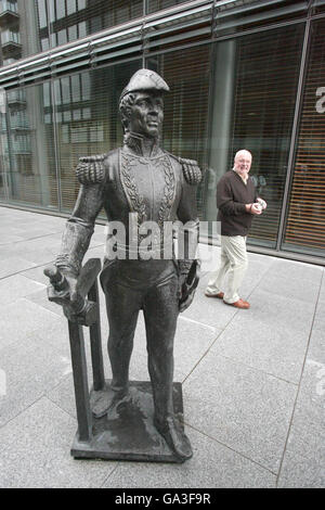 Ein Passant sieht eine Statue von Admiral William Brown, dem in Irland geborenen Gründer der argentinischen Marine, am Sir John Rogerson Quay in Dublin. Stockfoto