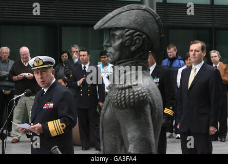 (R-L) der irische Junior-Verteidigungsminister Tom Kitt und der argentinische Admiral Jorge Omar Goday hinter einer Statue von Admiral William Brown am Sir John Rogerson Quay in Dublin. Sie bezhlen den 150. Todestag des in Mayo geborenen Admiral William Brown, des Gründers der argentinischen Marine. Stockfoto