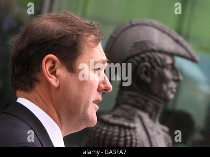 Der irische Verteidigungsminister Tom Kitt hält eine Rede vor einer Statue von Admiral William Brown am Sir John Rogerson Quay in Dublin. Er nahm an einer Zeremonie anlässlich des 150. Todestages des in Mayo geborenen Admiral William Brown, des Gründers der argentinischen Marine, Teil. Stockfoto