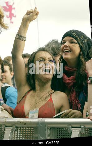 Glastonbury Festival 2007. Festivalbesucher beim Glastonbury Festival 2007 auf der Worthy Farm in Pilton, Somerset. Stockfoto