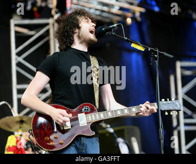 Die Fratellis treten auf der Pyramid Stage beim Glastonbury Festival 2007 auf der Worthy Farm in Pilton, Somerset, auf. Stockfoto