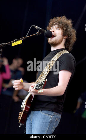 Die Fratellis treten auf der Pyramid Stage beim Glastonbury Festival 2007 auf der Worthy Farm in Pilton, Somerset, auf. Stockfoto