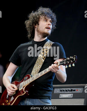 Die Fratellis treten auf der Pyramid Stage beim Glastonbury Festival 2007 auf der Worthy Farm in Pilton, Somerset, auf. Stockfoto