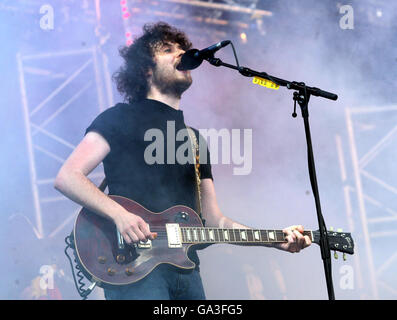 Die Fratellis treten auf der Pyramid Stage beim Glastonbury Festival 2007 auf der Worthy Farm in Pilton, Somerset, auf. Stockfoto