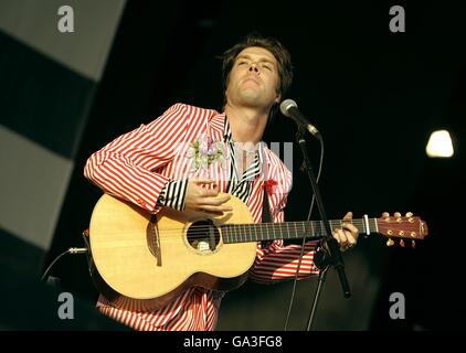 Rufus Wainwright tritt auf der anderen Bühne beim Glastonbury Festival 2007 auf der Worthy Farm in Pilton, Somerset, auf. Stockfoto