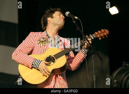 Rufus Wainwright tritt auf der anderen Bühne beim Glastonbury Festival 2007 auf der Worthy Farm in Pilton, Somerset, auf. Stockfoto