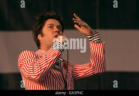 Rufus Wainwright tritt auf der anderen Bühne beim Glastonbury Festival 2007 auf der Worthy Farm in Pilton, Somerset, auf. Stockfoto