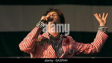 Rufus Wainwright tritt auf der anderen Bühne beim Glastonbury Festival 2007 auf der Worthy Farm in Pilton, Somerset, auf. Stockfoto