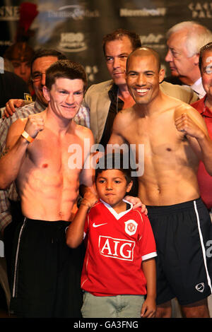 Ricky Hatton (links) aus Großbritannien mit Jose Luis Castillo aus Mexiko und seinem Sohn während ihrer Einwaage im Caesars Palace Hotel, Las Vegas, Nevada, USA. Stockfoto