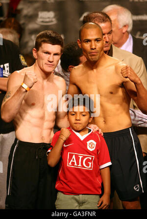 Ricky Hatton (links) aus Großbritannien mit Jose Luis Castillo aus Mexiko und seinem Sohn während ihrer Einwaage im Caesars Palace Hotel, Las Vegas, Nevada, USA. Stockfoto