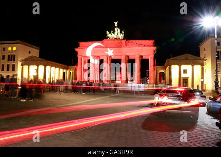 Das Brandenburger Tor Erstrahlt Nach Dem Erneuten (Wahrscheinlich) Islamistischen Terroranschlag von Istanbul in Den tuerkischen Stockfoto