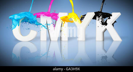 CMYK-Farbe Splash auf Buchstaben auf blauem Hintergrund Stockfoto