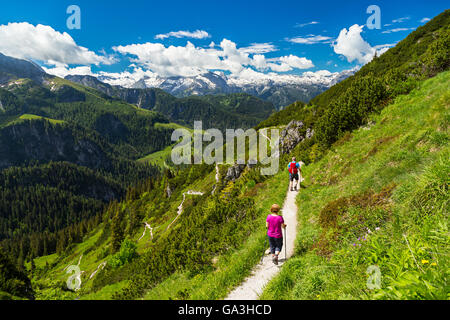 Wanderer auf dem Weg in den Bayerischen Alpen Stockfoto