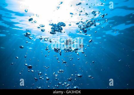 Luftblasen unter Wasser gegen das Sonnenlicht Stockfoto