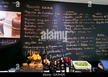 Eine Tapas und Pinchos, Bar, in San Sebastian, Spanien Stockfoto