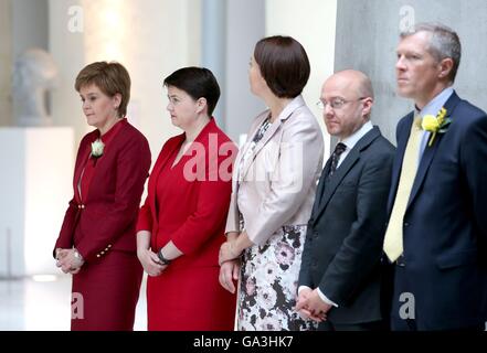 (Links-rechts) Erste Minister Nicola Sturgeon, Ruth Davidson Anführer der schottischen konservativen Partei, Kecia Dugdale Anführer des schottischen Labour Party, Patrick Harvie Convener der grünen Partei und Willie Rennie, Anführer der schottischen Liberaldemokraten, warten in der Garten Lobby für Königin Elizabeth II, wie sie die Eröffnung der fünften Tagung von schottisches Parlament in Edinburgh besucht. Stockfoto