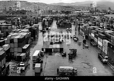 Container und Slience auf den Hafen von Izmir Stockfoto