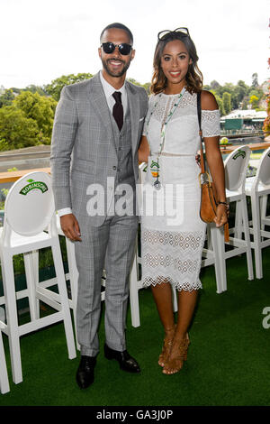 NUR zur redaktionellen Nutzung Marvin und Rochelle Humes besuchen die Robinsons Suite im The All England Tennis Club in Wimbledon, London, um eine echte #tasteofwimbledon zu genießen. Stockfoto