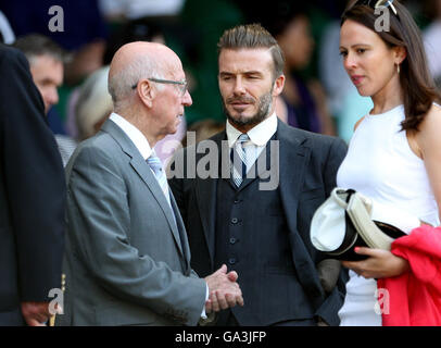 David Beckham plaudert mit Sir Bobby Charlton am Tag sechs der Wimbledon Championships am All England Lawn Tennis and Croquet Club, Wimbledon. Stockfoto