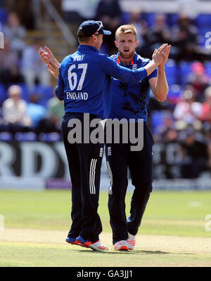 Englands David Willey feiert Jason Roy während der Royal London ein Tag International Series im SSE SWALEC Stadium, Cardiff das Wicket Sri Lankas Kusal Perera mitnehmen. Stockfoto