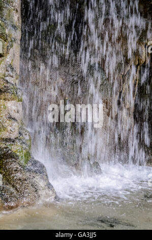Wasserfall in der Nähe im Park 'Buttes-Chaumont' in Paris - Frankreich Stockfoto