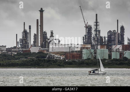 Fawley Raffinerie ist eine Öl-Raffinerie befindet sich in Fawley, Hampshire, England. Die Raffinerie ist im Besitz von Esso, Stockfoto