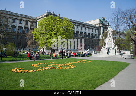 Violinschlüssel hergestellt aus Stiefmütterchen vor dem Mozart-Denkmal in den Rücken der Hofburg, Burggarten, Ringstraße Stockfoto