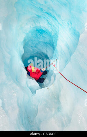 Kletterer, Eishöhle, Fox Glacier, South Island, Neuseeland Stockfoto