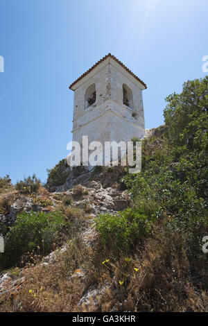 Sonnenstrahlen auf die Bell Tower von Castell d'Alcozaiba in Guadalest, Alicante, Spanien, Europa Stockfoto