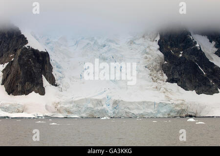 Eisberg in der Nähe von Pleneau Island, Antarktis, Lemaire-Kanal, antarktische Halbinsel Stockfoto