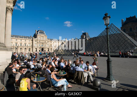 Musée du Louvre und Pei Pyramide, Paris, Frankreich, Europa Stockfoto