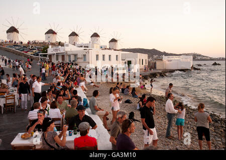 Menschen an der Waterfront, den Sonnenuntergang, klein-Venedig, Mykonos-Stadt oder Chora, Mykonos, Kykladen, Griechenland, Europa Stockfoto