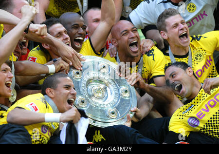 Borussia Dortmund, deutscher Fußball-Meister, jubeln, die Spieler mit der Champion Trophy, von links: Mohamed Zidan Stockfoto