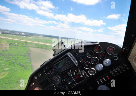 Ein kleines privates Licht fliegen Flugzeug - Blick aus dem co-Pilotensitz Stockfoto