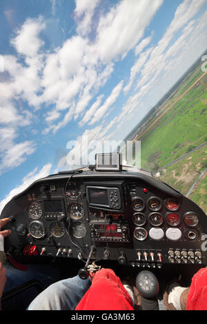 Blick aus dem Cockpit eines kleinen Flugzeugs bei der letzten Landung Stockfoto