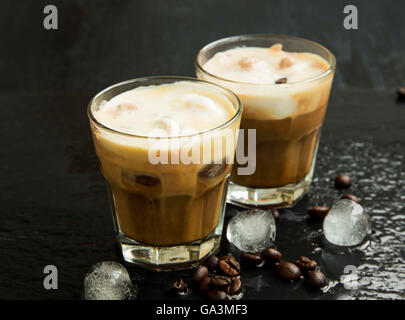 Eiskaffee im Glas mit Eiswürfeln und Kaffeebohnen Stockfoto